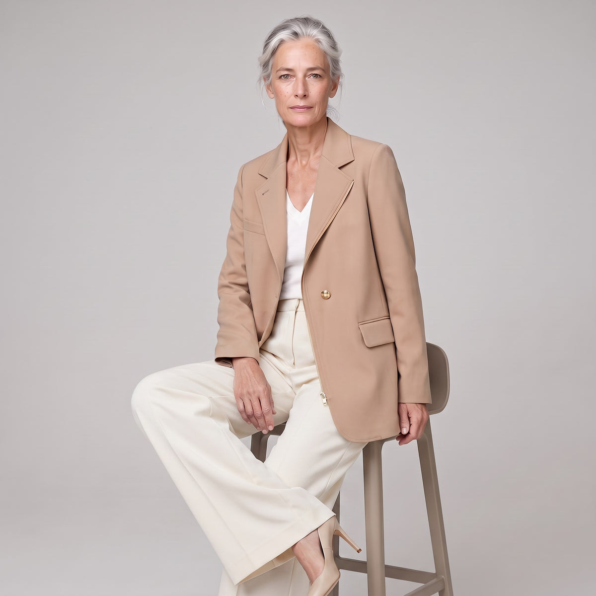 Woman wearing the Arno Jacket in beige