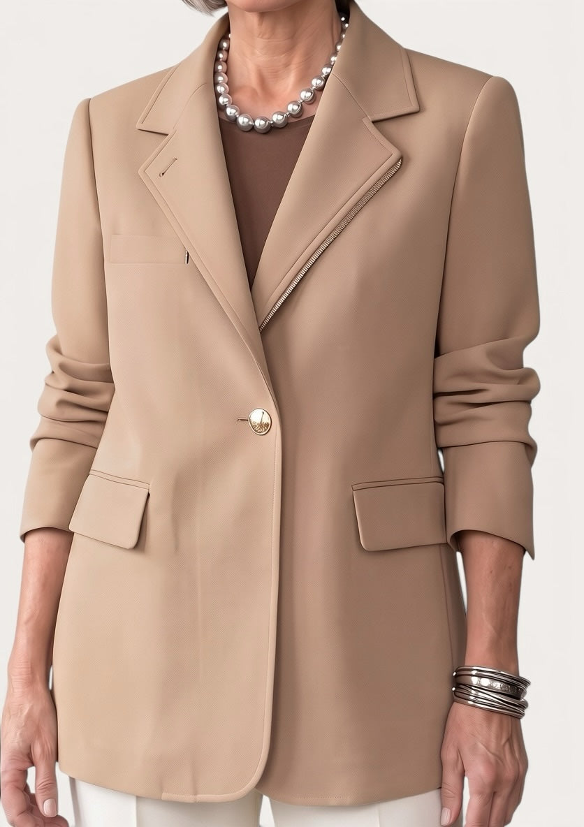 Woman wearing the Arno Jacket in beige
